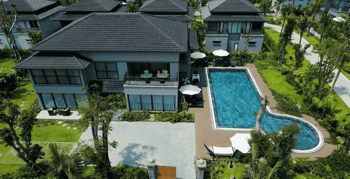 Scenic resort in Ella, Sri Lanka, featuring a tranquil swimming pool surrounded by lush green bushes – ideal accommodation for relaxing after mountain hikes.